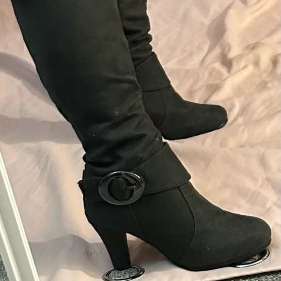 Woman’s knee high grey boots - Picture 4 of 15